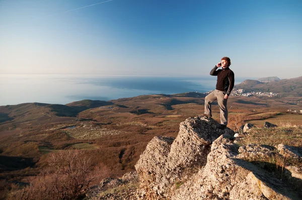 Hombre con teléfono móvil en la cima del mundo — Foto de Stock