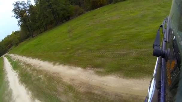 Besturen van een auto via het platteland — Stockvideo