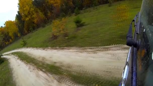 Conducir un coche por el campo — Vídeo de stock