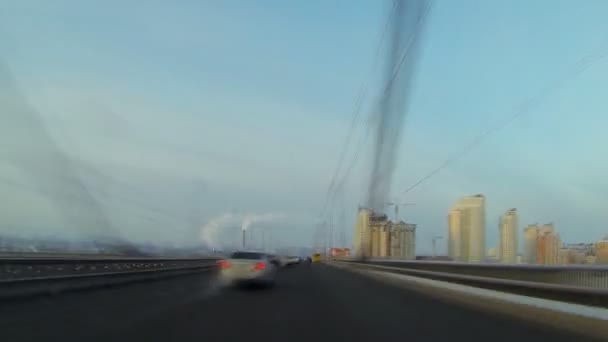 Autopista diurna que conduce a la ciudad con desenfoque de movimiento lapso de tiempo — Vídeo de stock