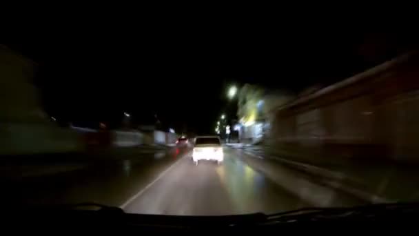 Ночная автострада, въезжающая в город со временем размытия движения — стоковое видео