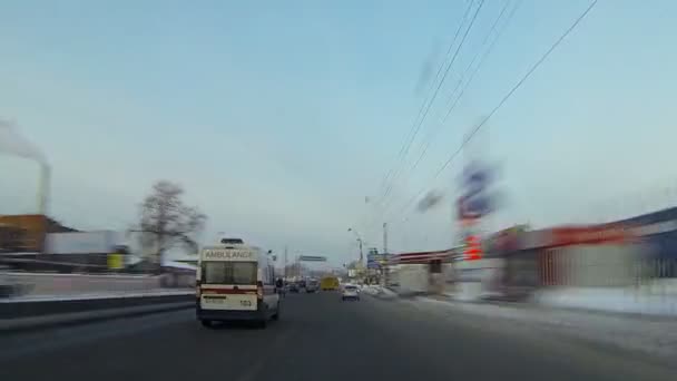 Autopista diurna que conduce a la ciudad con desenfoque de movimiento lapso de tiempo — Vídeo de stock