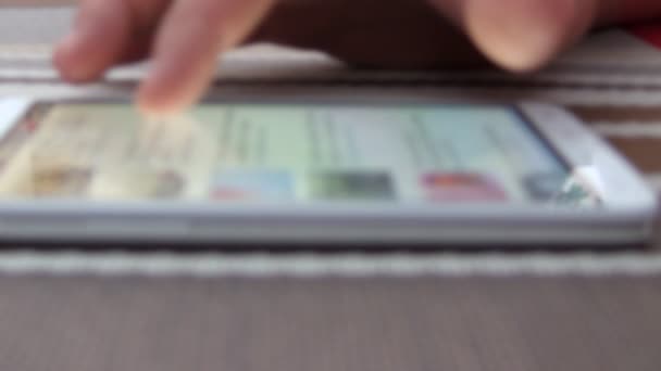 Прикосновение пальца крупным планом к сенсорному экрану Smartphohe — стоковое видео