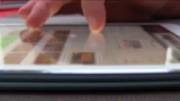 Крупним планом палець торкається планшетного комп'ютера сенсорний екран — стокове відео