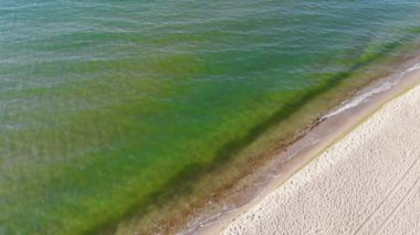 Havadan aşağıya cennet kumlu sahil dalgaları kıyıya vuruyor. Doğa 4K