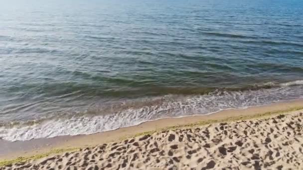 从空中俯冲下来的天堂沙滩海浪冲击着海岸 自然4K — 图库视频影像