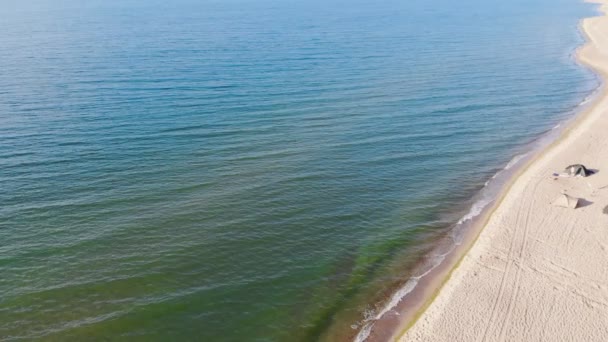 从空中俯冲下来的天堂沙滩海浪冲击着海岸 自然4K — 图库视频影像