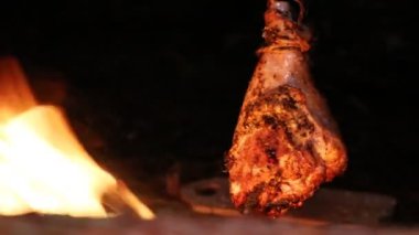 Bir koruyucu açık ateşte yemek pişirir. Eylem vahşi bir ormanın vahşi doğasında gerçekleşir..