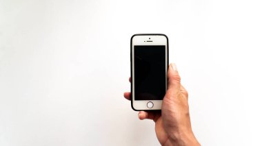 Kadın sağ yakın plan, beyaz arkaplanda bir yazı için siyah ekranlı bir telefon tutuyor.