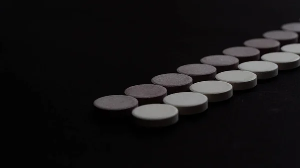 Cylindres Ronds Gros Plan Sur Fond Noir Pilules Vitamines Ombre — Photo