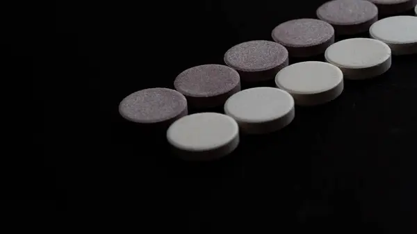 Круглые Цилиндры Крупным Планом Черном Фоне Таблетки Витамины Тени Глаз — стоковое фото