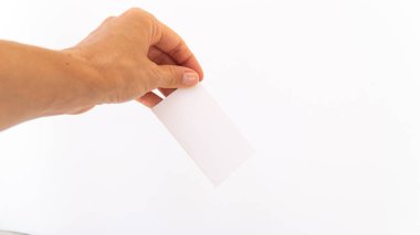 izole edilmiş el beyaz arkaplana bir parça kağıt düşürür