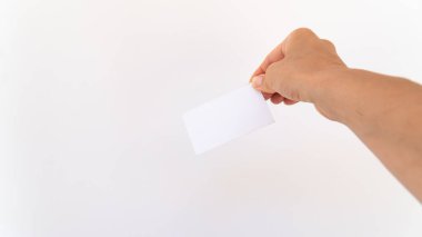 Beyaz arkaplandaki el hareketi kartvizit sunar