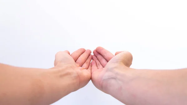 Ayrı avuçlar birlikte su çeksin ya da yalvarsın.