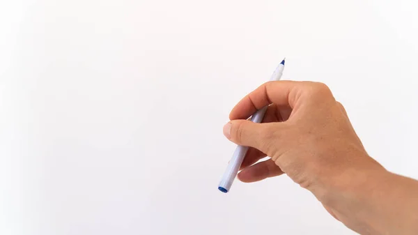 Mano Derecha Aislada Sosteniendo Una Pluma Sobre Fondo Blanco — Foto de Stock