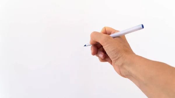 Mano Derecha Aislada Con Pluma Sobre Fondo Blanco — Foto de Stock