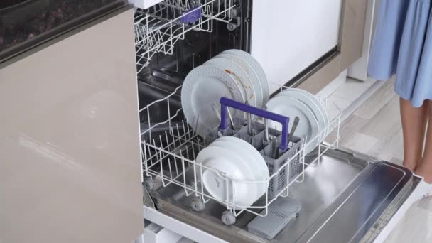 女性の手は 汚れた皿を閉じて食器洗い機の底棚をプッシュします 高品質4K映像 — ストック動画