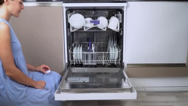 Μια Γυναίκα Βάζει Ένα Δισκίο Απορρυπαντικό Πλυντηρίου Πιάτων Ένα Ανοιχτό — Αρχείο Βίντεο