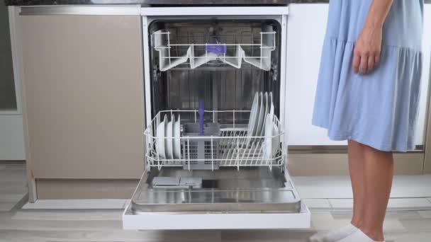妇女们把脏盘子放在洗碗机前视图的底层架子上 特写为4K — 图库视频影像