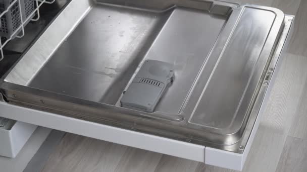 Eine Frauenhand Legt Eine Geschirrspültablette Eine Großaufnahme Spülmaschine Der Küche — Stockvideo