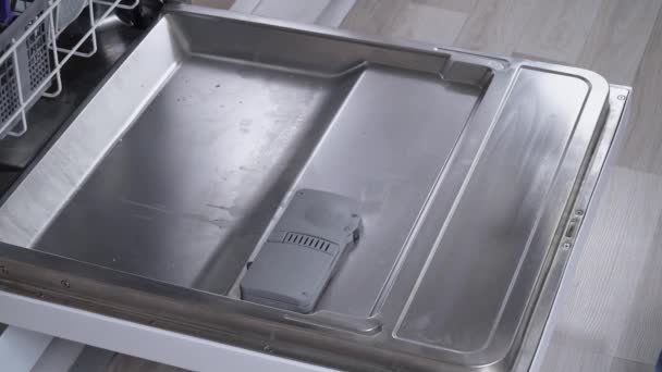 Eine Frauenhand Gießt Einen Reiniger Die Spülmaschine Das Geschirr Zum — Stockvideo