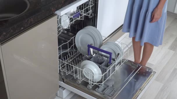 Μια Γυναίκα Βγάζει Καθαρά Πιάτα Από Πλυντήριο Πιάτων Υψηλής Ποιότητας — Αρχείο Βίντεο