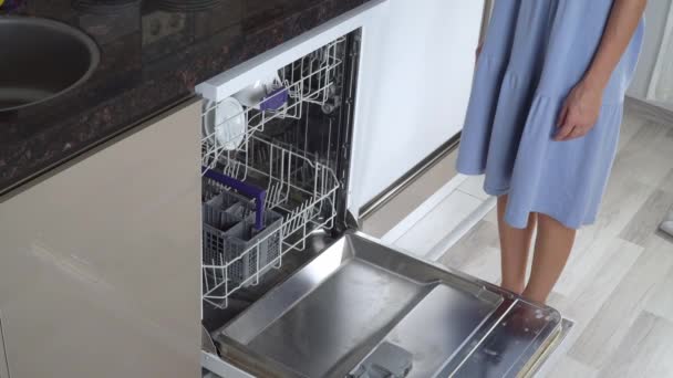 Hanımı Bulaşık Makinesinden Temiz Tabakları Üst Rafa Koyuyor — Stok video