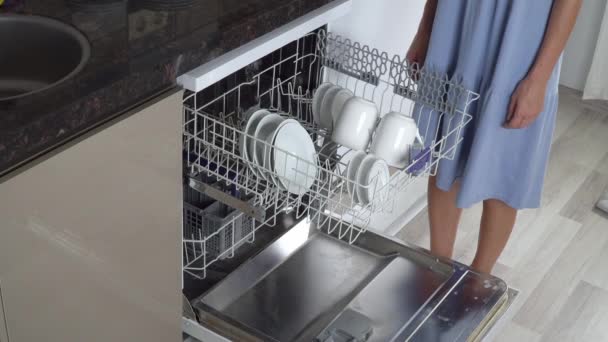 Mãos Das Mulheres Puxam Pratos Limpos Máquina Lavar Louça — Vídeo de Stock