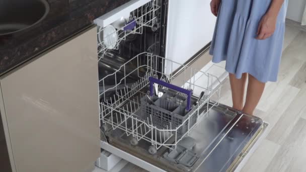 主婦は清潔なフォークとスプーンを食器洗い機から取り出します — ストック動画