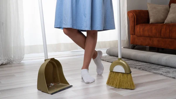 Housewife Broom Scoop Cleaning Made Clean Apartment — Stock Photo, Image