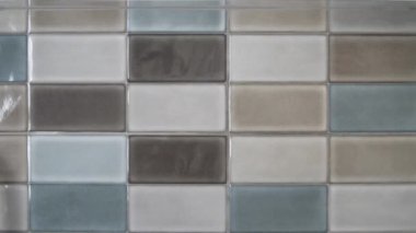 Lastik eldivenli bir kadın mutfakta ya da banyoda fayansları süngerle yıkıyor ve deterjan sıkıyor.