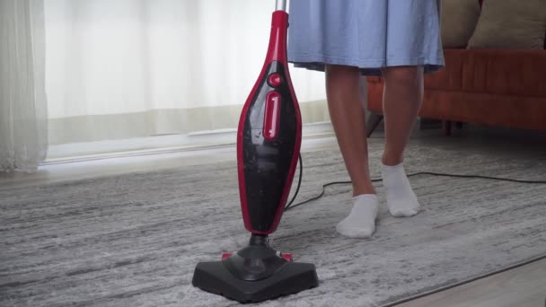 家庭主妇清理地毯吸尘器的特写 — 图库视频影像