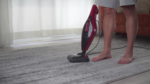 Homme Aspire Tapis Dans Pièce Images Haute Qualité — Video