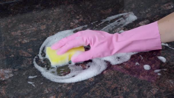 Женская Рука Розовой Резиновой Перчатке Омывает Поверхность Губкой Пеной Крупным — стоковое видео