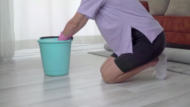 Uma Dona Casa Lava Chão Com Mãos Com Pano Balde — Vídeo de Stock