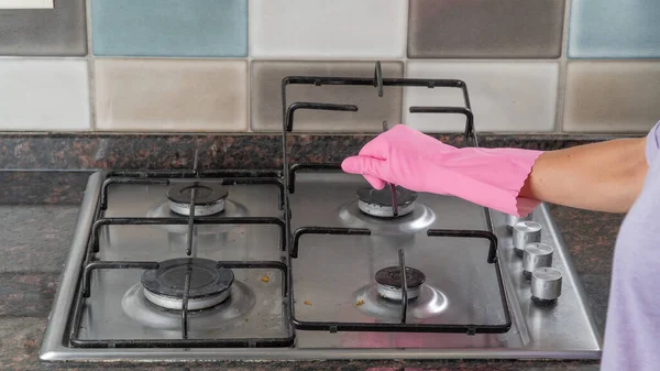 Womans Hand Rubber Glove Holds Grate Gas Stove Wash Surface — Stock Photo, Image