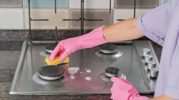 Γυναικεία Χέρια Λαστιχένια Γάντια Πλένουν Μια Σόμπα Αερίου Σφουγγάρι Και — Φωτογραφία Αρχείου