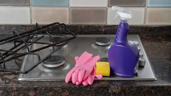 厨房煤气炉上的橡胶手套 清洁剂 — 图库照片