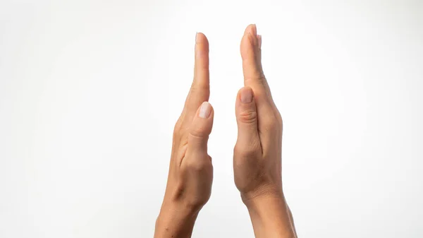 Avuç içleri beyaz yalıtımlı arka planda dar bir mesafe gösteriyor. Yüksek kalite fotoğraf