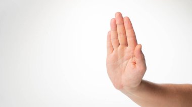 Beyaz arka planda erkekler el hareketini durdurur. Yüksek kalite fotoğraf