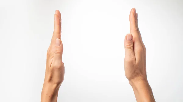 Mãos Das Mulheres Mostram Distância Com Palmas Das Mãos Sobre — Fotografia de Stock