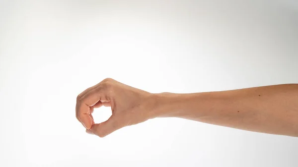 Die Hände Der Frau Gestikulieren Mit Einem Ring Geballten Fingern — Stockfoto