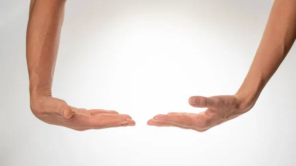 Γυναικεία Χέρια Μονωμένα Κρατούν Ένα Μεγάλο Αντικείμενο Λευκό Φόντο Υψηλής — Φωτογραφία Αρχείου