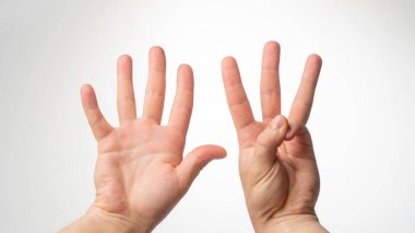 Erkekler el hareketleriyle parmaklarını 8 avuç içiyle sayar. Yüksek kalite fotoğraf