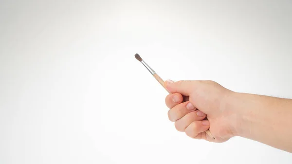 Bir kadının sağ eli, çizmek için fırça, çizmek için jest tutar. Yüksek kalite fotoğraf