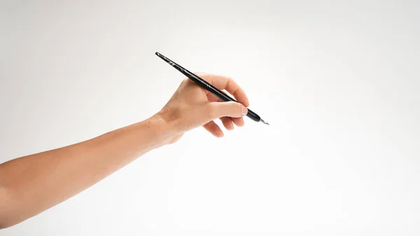 Een Vrouw Linkerhand Houdt Een Pen Voor Kalligrafie Gebaar Schrijft — Stockfoto