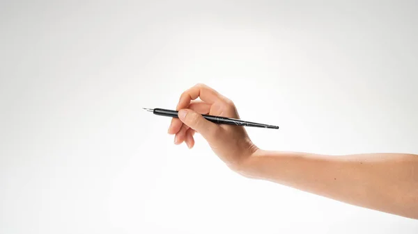 Una Mano Derecha Mujer Con Bolígrafo Para Fuentes Hace Gesto — Foto de Stock