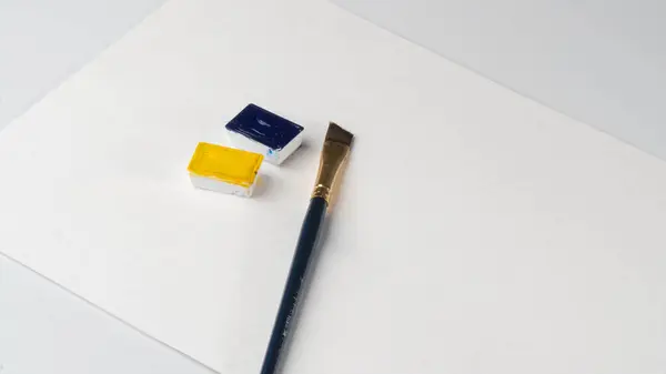 Arkuszu Znajdują Się Farby Pędzel Rysowania Niebiesko Żółtych Kolorów Rowach — Zdjęcie stockowe