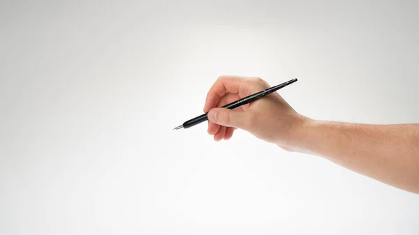 Mano Derecha Hombre Sostiene Una Pluma Para Caligrafía Escritura Escribe — Foto de Stock