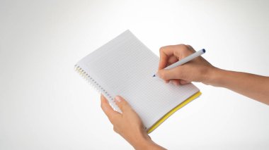 Kadınların elleri bir defter tutar, sağ elinde bir kalem bir kafesteki deftere yazar. Yüksek kalite fotoğraf